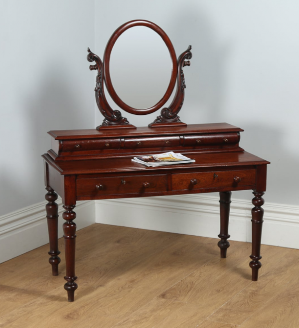 Meja rias dengan cermin besar dan ukiran